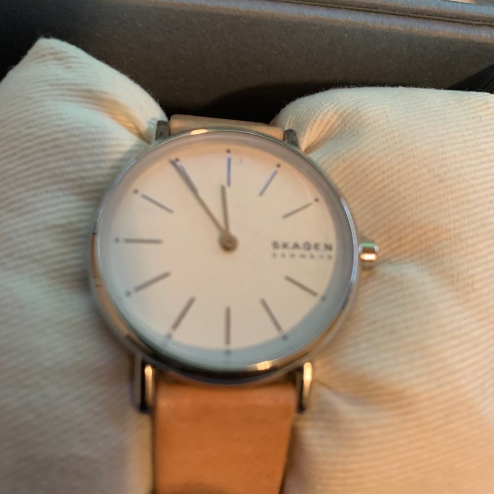 Skagen Womens peach leather strap watch
